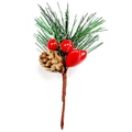 Detail eines künstlichen Kiefernzweigs mit roten Beeren und Naturzapfen-Dekoration - Herz-Stil