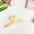 Minimalist cream beige matte hair claw clip in a cross-twisted design for thick hair - 13cm / Yellow
