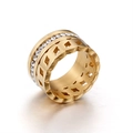 Anello largo dorato con cristalli bianchi scintillanti e motivi a rombi traforati - US 7 / Oro (KR44361-K)