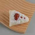 Realistisches PVC-Zongzi-Modell mit Klebreis und roter Dattel auf Holztablett - Honigdattel Reisknödel