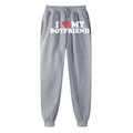 Hellgraue Jogginghose mit I Love My Boyfriend Aufdruck und rotem Herz-Grafik-Detail - S / Hellgrau (Boyfriend)