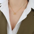 Minimalistische 18K vergoldete Titan-Halskette mit ovalem Anhänger und feiner Perlenkette - Gold