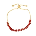 Dettaglio di un bracciale dorato regolabile con pietre rosse a taglio marquise - Rosso