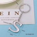 Gepolijste zilveren metalen letter S sleutelhanger met platte ring en stevige ketting - Letter-S