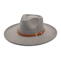 Dettaglio cappello fedora in lana grigia con cintura in pelle marrone e fibbia dorata - M (56-58cm) / Grigio chiaro