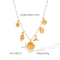 Vue détaillée du collier thème marin avec pendentifs étoile de mer et coquillage sur blanc - Style Chaîne de Perles Animaux Marins (HC-N40131)