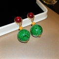 Dettaglio degli orecchini vintage in resina con trama marmorea e accenti dorati - Perno per orecchini in argento-Verde / Verde