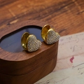 Eleganti orecchini a cuore dorati con cristalli bianchi su scatola per gioielli - Oro