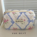 Détail de la trousse de maquillage matelassée aux motifs de roses et nœuds bleus - Fleur de Nœud Bleue (Sac Octogonal)