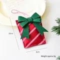 Rood en wit vilt kerstcadeau ornament met groene strik en handig ophangkoord - Twill Cadeauzakje