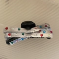 Pinza para el pelo con lazo plateado y diamantes de corazones en fondo de madera - 16# Pinza de Garra de Strass de Colores de Plata de Doble Capa