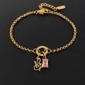 eManco 14K vergulde titanium stalen armband met roze steen en letterhanger - Letter B / Goud