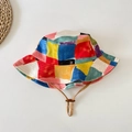 Dettaglio cappello alla pescatora con motivi geometrici colorati e cordino regolabile - Cappello da pescatore a tesa larga