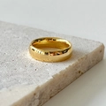 Gepolijste gouden titanium stalen ring met minimalistisch design op een steen - US 4 / 6mm Gewelfd / Goud