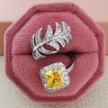 Anello regolabile a piuma in argento con gemma gialla quadrata in scatola di velluto - Aperto Regolabile / Giallo