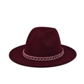 Détail d'un chapeau fedora en laine bordeaux avec une chaîne rose mate décorative - Rouge Vin (14)