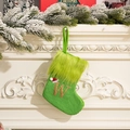 Chaussette de Noël en tricot vert avec lettre W pailletée et bordure en fausse fourrure - Lettre W