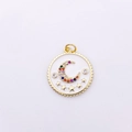 Pendentif rond doré avec lune en zircon arc-en-ciel et étoiles sur fond blanc - Rond Étoile Lune / Style 3