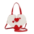 Bolso bandolera de corazón rojo y blanco con textura de cocodrilo y detalle de flecha de Cupido - Blanco