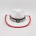 Chapeau de cowboy blanc en feutre avec bord rouge et détails en turquoise - Blanc Bord Rouge (Ceinture Bleu Jaune)