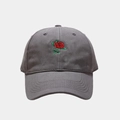 Dettaglio del ricamo a rosa rossa su un cappellino da baseball in cotone grigio scuro - M(56-58cm) / Grigio