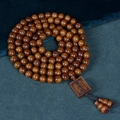 Chapelet en bois de rose d'Hainan poli avec pendentif rectangulaire et veines de bois - Style Longue Chaîne à Grain Fin (8mm)