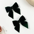 Detalle de dos pinzas para el cabello con lazo de terciopelo verde oscuro y cintas largas - Verde Oscuro