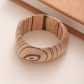 Dettaglio di un bracciale quadrato in legno vintage con venature naturali del legno - L412 Caffè Chiaro Irregolare