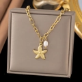 Elegante collana a stella marina dorata con ciondolo di perla su portagioie - Collana Perla Stella Marina (H499)