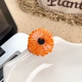 Niedliche orangefarbene Gänseblümchen Haarklammer aus Acetat auf weißem Keramikteller - Gänseblümchen / Orange