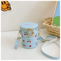 Detalle de bolso cubo azul claro con estampado de cerezas y cremallera de flor - Azul