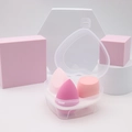 Tres esponjas de maquillaje de colores en un estuche transparente con forma de corazón - Caja Corazón Rosa
