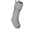 Dettaglio della maglia di una calza di Natale grigia con una piccola confezione regalo - Grigio