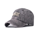 Detalle del bordado 3D LUCK y el lavado vintage desgastado en la gorra de béisbol de tela - Ajustable / Gris Lavado (LUCK)