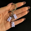 Dettaglio ravvicinato di ciondoli a forma di orsetto in resina viola su portachiavi argento - Viola