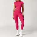 Set yoga da donna rosa acceso con leggings a vita alta e crop top a maniche corte - Taglia S / Top E Pantaloni / Manica Corta + Leggings / Rosso Lampone