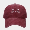 Dettaglio ricamo gatto su cappellino vintage in cotone lavato rosso scuro - Regolabile / Borgogna