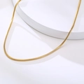Elegante collar de cadena de serpiente de acero de titanio dorado sobre soporte - 2mm*60cm / Dorado