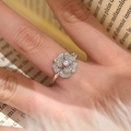 Funkelnder Zirkonia-Kamelienring in Silber-Optik am Finger getragen für Damen - Silber
