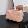 Neceser de viaje acolchado rosa con cremallera dorada y asa superior sostenido a mano - Doble Cremallera con Costura en la Base / Rosa