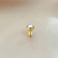 Elegante orecchino singolo a perno con perla e chiusura a vite dorata lucida - Stile castone a lunetta rotonda