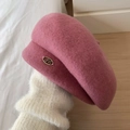 Classic pink wool beret with metal JM logo accent for autumn and winter style - Regular Fit (54-58cm) / Rose Red