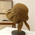 Karamellfarbener Sonnenhut mit großer Schleife und Metallemblem auf Holzständer - M (56-58cm) / Camel