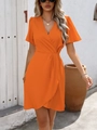 Détail de la coupe cintrée et du design portefeuille sur cette robe d'été orange en V - S / Rouge Orangé
