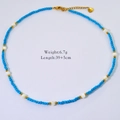 Detalle del collar de cuentas con piedras azules, perlas blancas y cierre de mosquetón - Estilo de Cuentas Azules