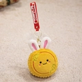 Portachiavi peluche coniglio mooncake dorato con orecchie rosa e cinturino rosso Good Luck - Stile Torta Lunare Coniglio / Ciondolo 13cm
