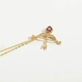 Elegante goldene Pfeil und Bogen Halskette mit rotem Herzstein und weißen Kristallen besetzt - Herz mit Pfeil