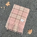 Rosa-brauner Karo-Schal aus Mohair mit Fransen und kleinem Label auf herbstlichem Boden - 70-200cm / Doppellinie Rosa Karo