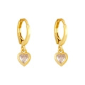 Elegante goldene Herz-Zirkonia-Ohrhänger mit Klappbügel auf weißem Hintergrund - Weiß