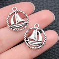 Coppia di ciondoli a barca a vela argentati con bordo a corda sulle dita - Barca a Vela 16x18mm / Argento Tibetano